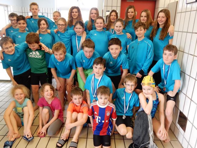 Foto von Schwimmern und Schwimmerinnen auf Titelsammlung in Neustadt